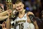 😝节目效果炸裂！NBA夺冠的约基奇😑VS赛马夺冠的约基奇😆